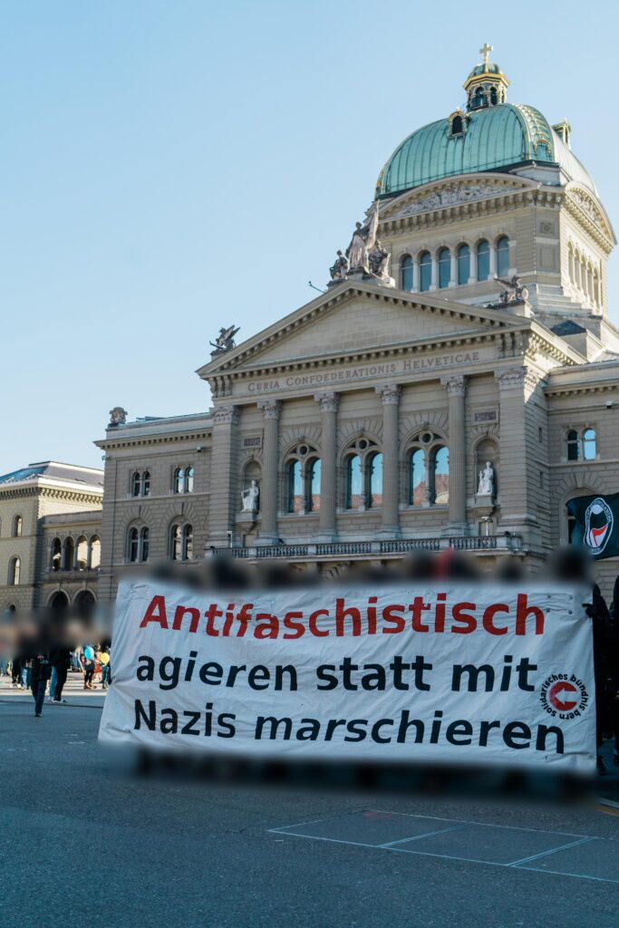 Transpi an der Antifaschistischen Demo letzten Samstag in Bern.