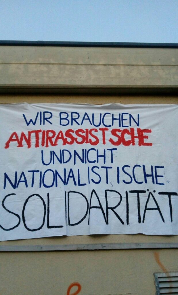 Transparent mit der Aufschrift "Wir brauchen antirassistische und nicht nationalistische Solidarität"