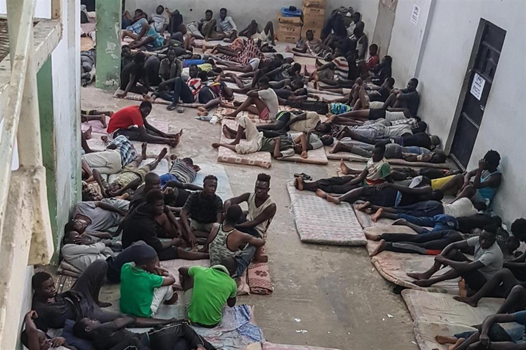 "Missbräuche gegen Migranten können als Kriegsverbrechen und Verbrechen gegen die Menschlichkeit eingestuft werden". Haftanstalt für Migrant*innen in Zawiya.