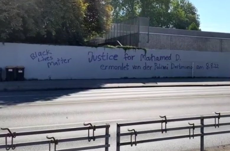 Graffiti an einer Mauer: "Black Lives Matter, Justice for Mohamed D."