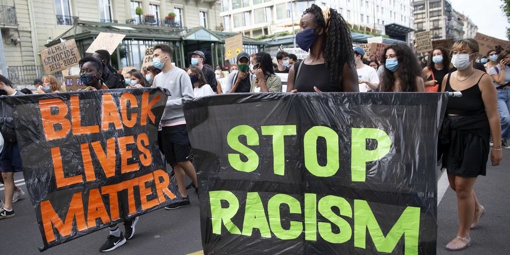 630 gemeldete Rassismusfälle in einem Jahr - die Schweiz hat ein systemisches Problem (Black Lives Matter Demo, Genf, 2020).
