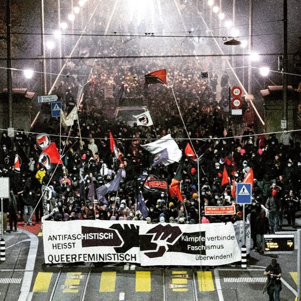 Über 1500 Menschen waren am 22.10.2022 in Bern am Antifaschistischen Abendspaziergang auf der Strasse. Credits: Revolutionäres Jugendbündnis, rjbw.org.