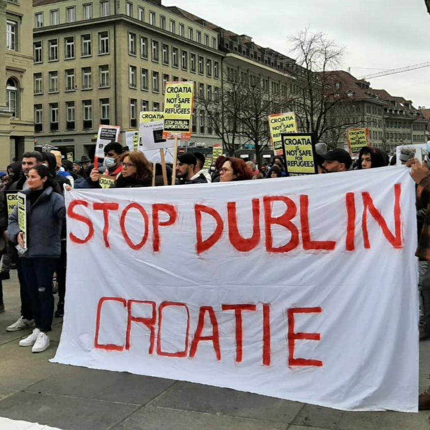 Transparent "Stop Dublin-Croatia" an der Demo in Bern am 5.2.2023.